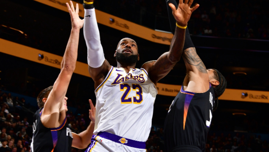 关键三罚两中+决胜封盖！詹姆斯26+4湖人涉险复仇太阳 东契奇29+6