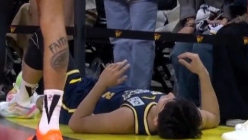 杜锋暴怒！邬挺嘉劈叉动作投三分导致徐杰受伤返回更衣室