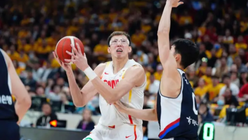 中国男篮半场落后13分：三分命中数1-9完败 遭李贤重20+6三分打爆