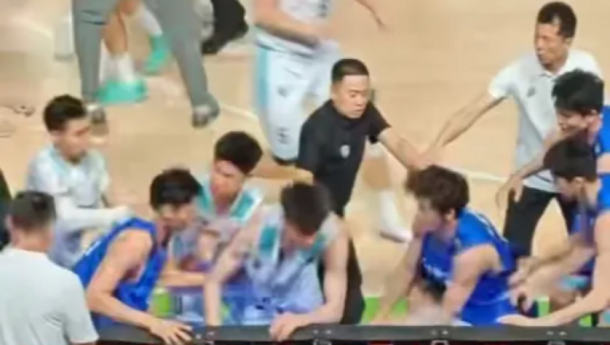 辽宁山东青年队大规模冲突 葛洪铭遭多人群殴 技术台看戏惹争议