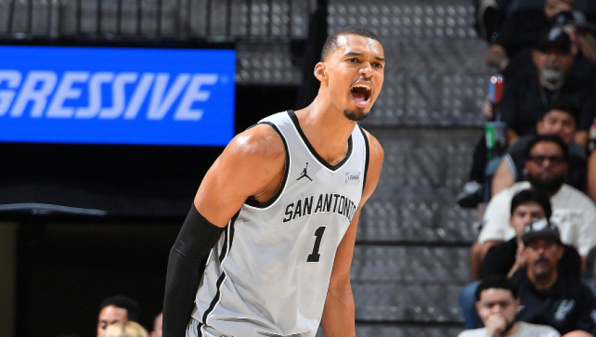 绝杀了！文班亚马最后时刻持球控制时间 右路突破急停跳投绝杀太阳