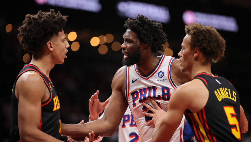 看着就疼！恩比德肘击奥孔古险些引爆冲突 裁判回放后升级一级恶意