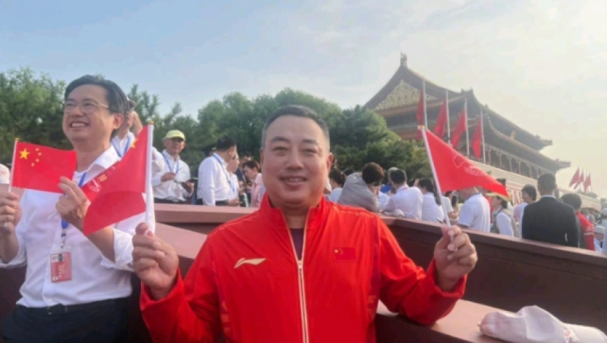 刘国梁现场观看阅兵，挥舞五星红旗，时隔4年发文：爱我中华