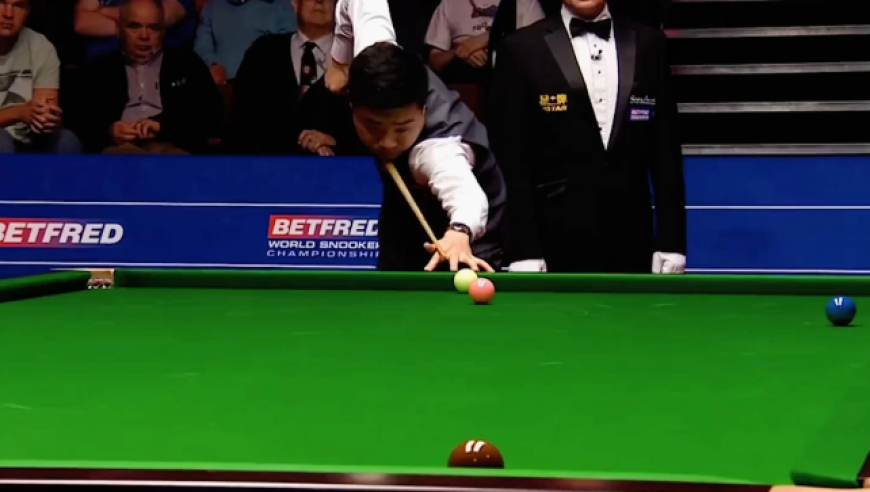 巅峰丁俊晖恐怖如斯，连做斯诺逼疯塞尔比，补刀一锤定音｜体坛记忆