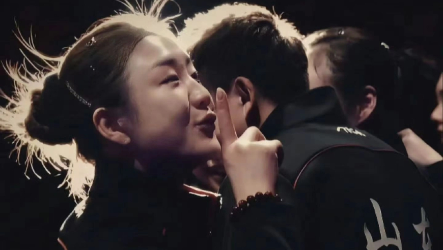 陈梦“闭嘴”手势火了，现场还原：奥运冠军还用摊手动作回应