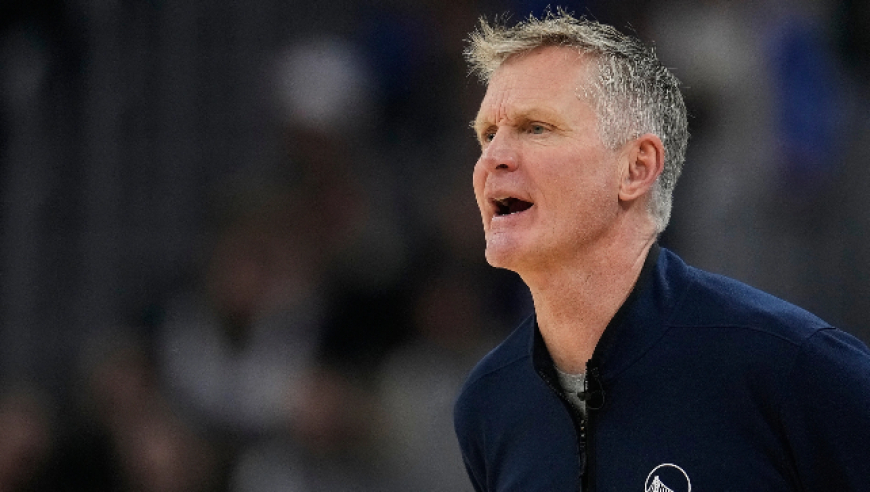 想打裁判！科尔被驱逐全过程：明显干扰球不吹直接暴怒进场狂骂裁判