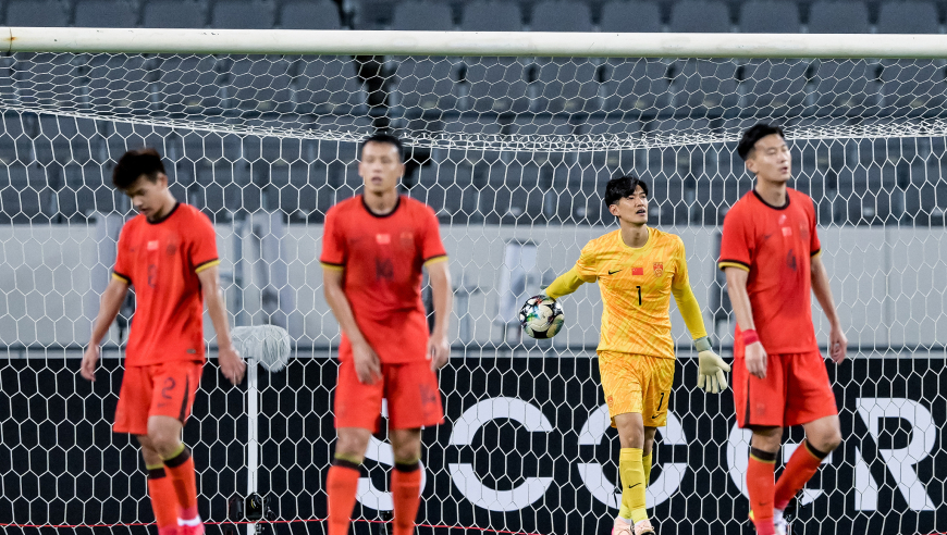 2连败+0进球！东亚杯：国足0-2日本 张玉宁失单刀，王钰栋伤退