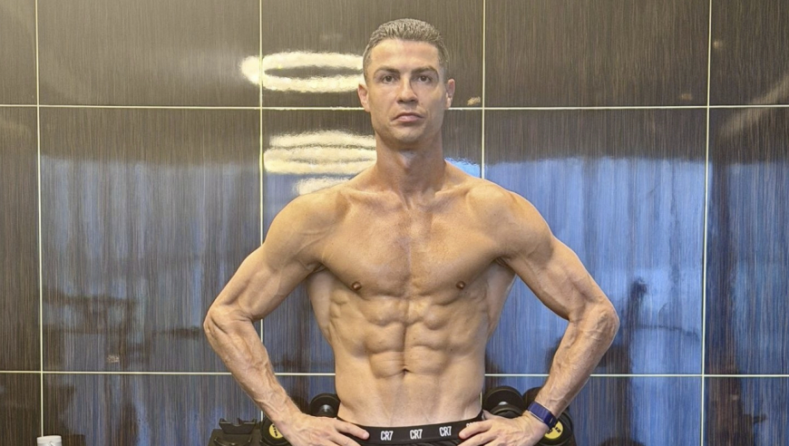 40岁C罗秀逆天肌肉！球迷嘲讽：禁区摸一下就倒 把灵活性全练没了