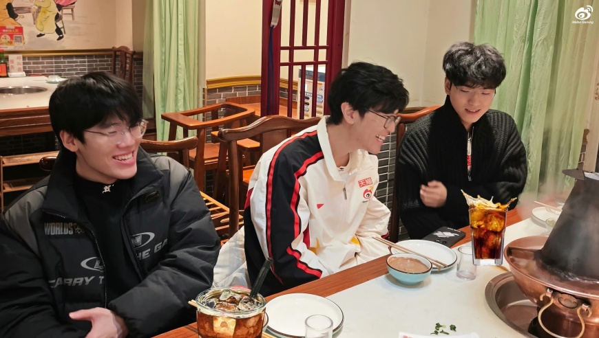 WBG分享战胜JDG队员聚餐并配文：北京有热腾腾的铜锅涮肉