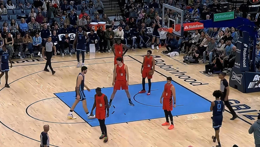 交学费了！杨瀚森卡住伊迪依然丢篮板 不到四分钟就再次犯规被换下