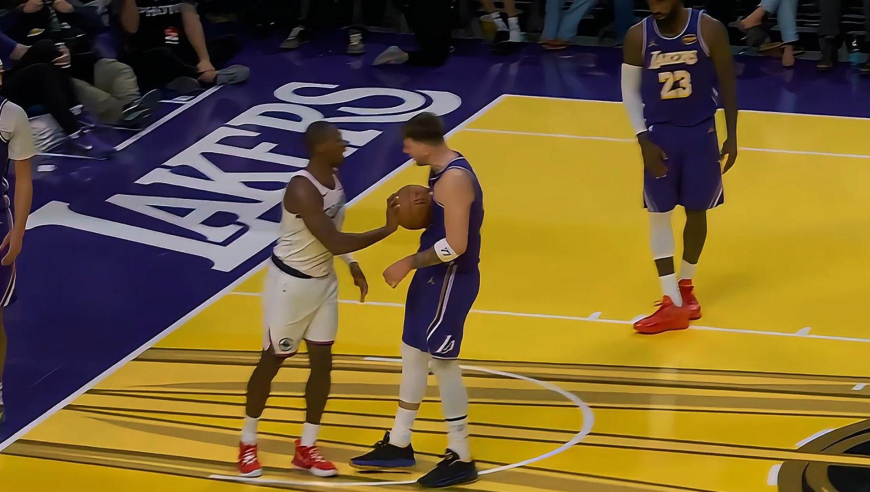 湖人快船冲突全过程：邓恩气急败坏推倒东契奇 海耶斯替队友出头