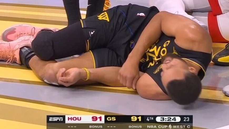 No！库里倒下了！突发右大腿挫伤......