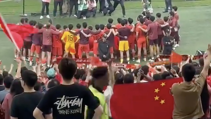 感人一幕！国足0-4后主动致谢球迷 后者挥国旗鼓掌+拍下百人合照