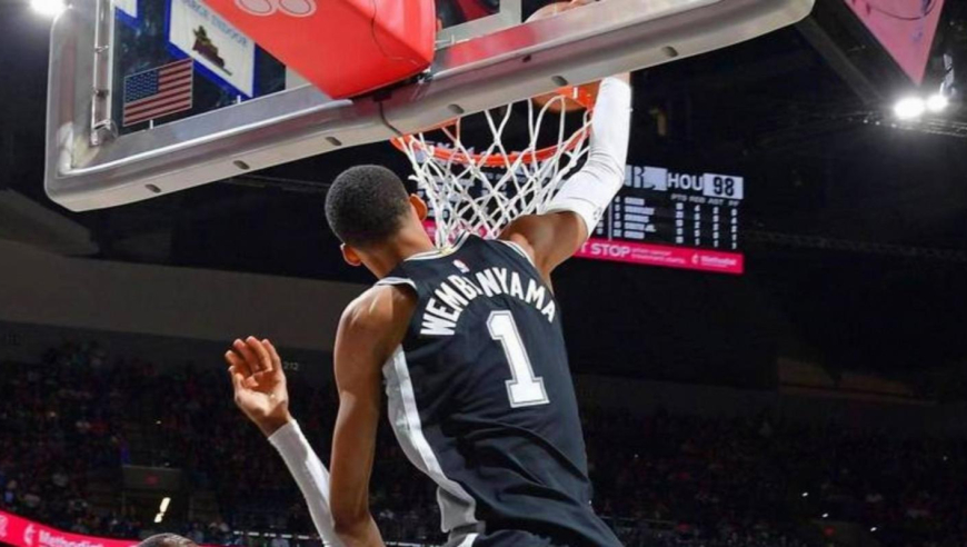 Top时刻 | 20日十佳球：探花秀炸裂隔扣 文班亚马空接炸筐