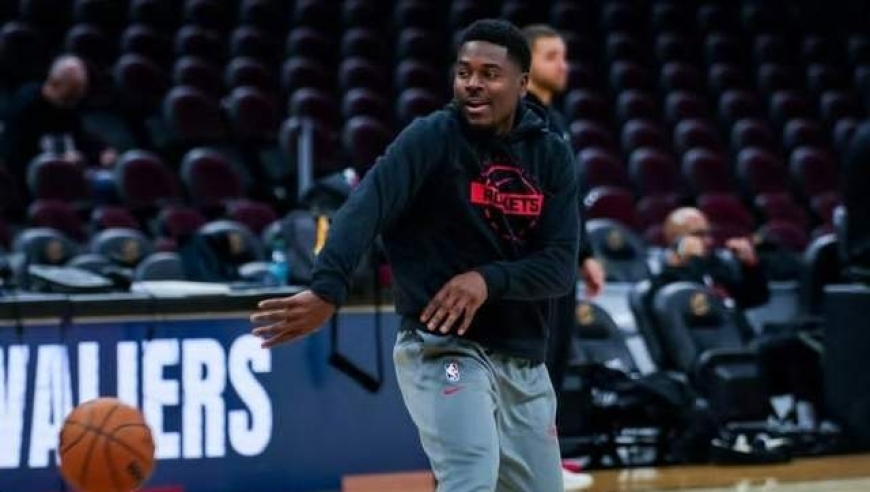 8分后卫跌出轮换，申京抢回球权，火箭队篮板输了7个，优势被克制