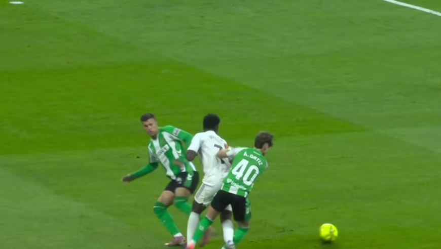 西甲争议判罚！贝林厄姆踩人逃点，巴尔特拉暴怒，维尼修斯险造点