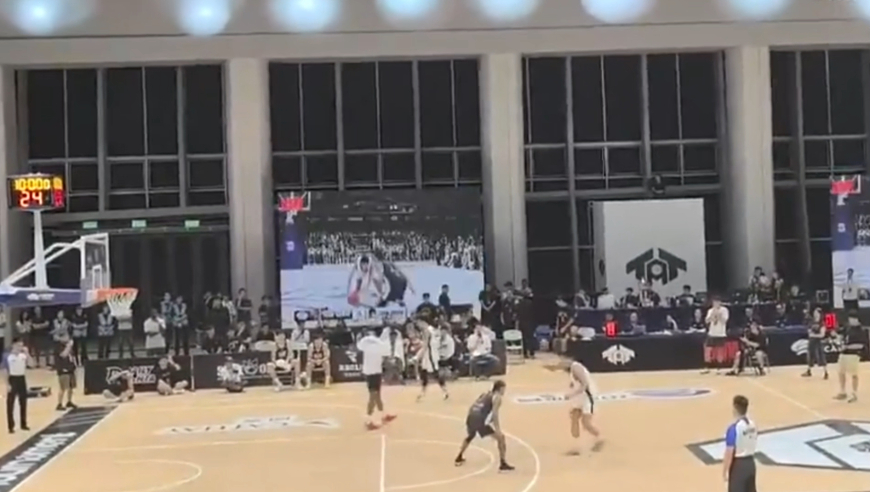 不愧DPOY！小卡中国行玩起2V2 认真防守让球迷一分也难得
