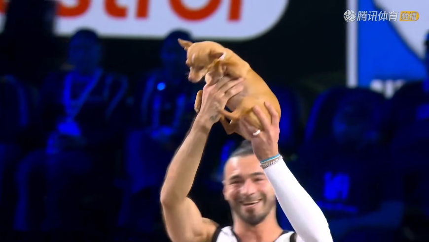 太有活了！一起来看NBA全明星赛杂技表演 这小狗实力也很强啊