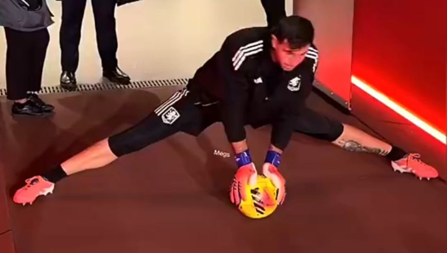 疯狂抢戏！大马丁赛前在阿森纳球员通道一字马挑衅，赛后险和球迷打架