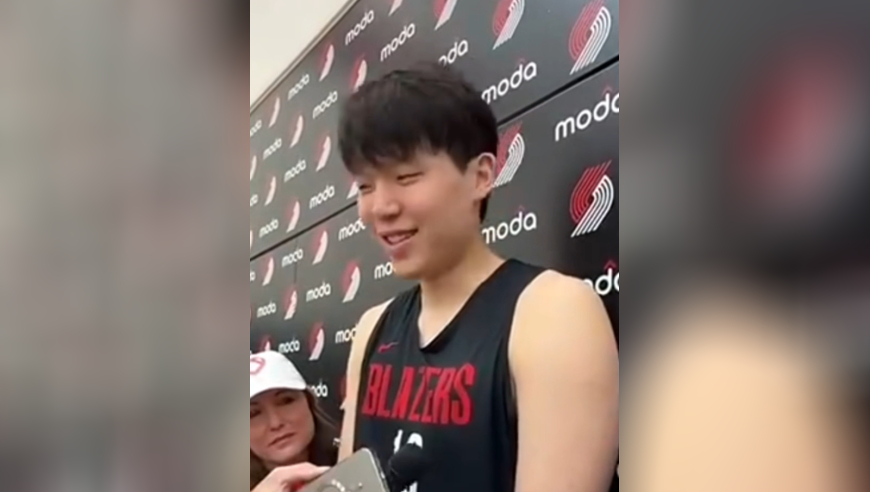 很融洽！杨瀚森罚球故意逗乐干扰队友 随后采访还说队友对我很耐心