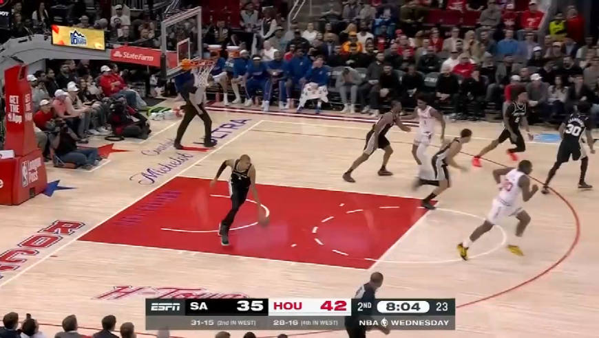 文班亚马这球太炸裂了！杜兰特难以置信，全场球迷疯狂欢呼