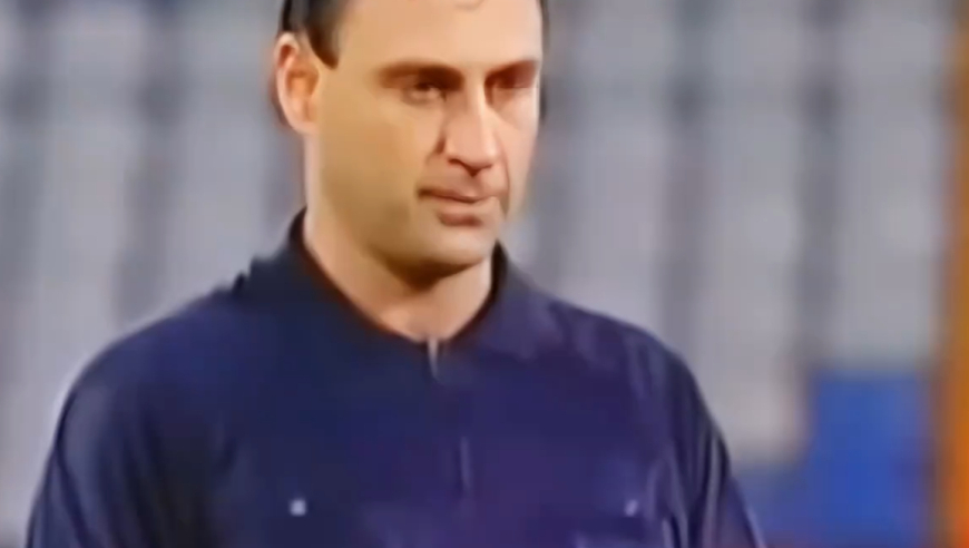 整个足坛最自责的裁判？只出了一张黄牌球员却遭遇噩耗