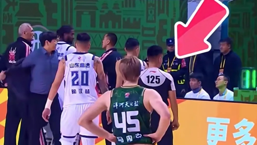 摔西装怼裁判！邱彪为弟子暴走，5万+3场？CBA判罚双标何时休