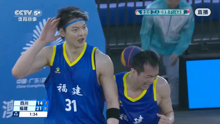 太拼了！王哲林三人篮球14分回顾 飞天血帽制胜一击模仿艾弗森庆祝