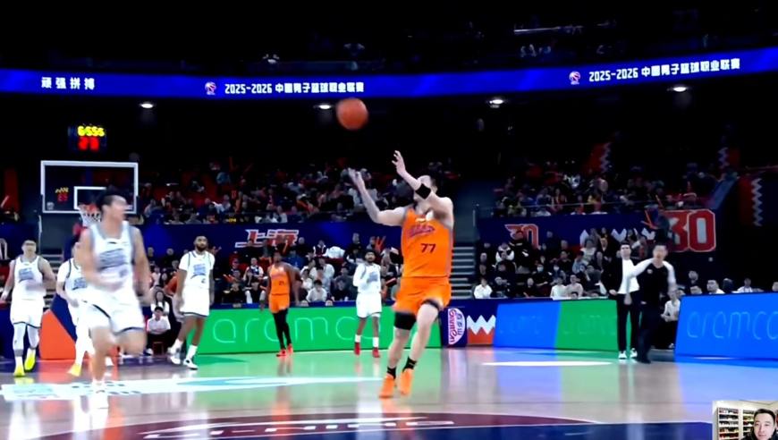 金金！张镇麟弧顶三分一击命中 随后快攻一条龙双手暴扣点燃全场