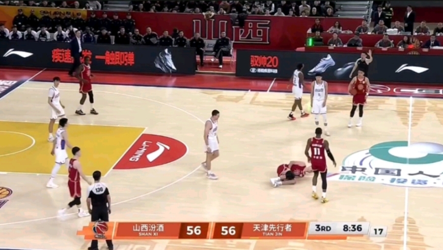 这能判假摔不？焦海龙疑似被打到裆部倒地 裁判看回放后都笑了