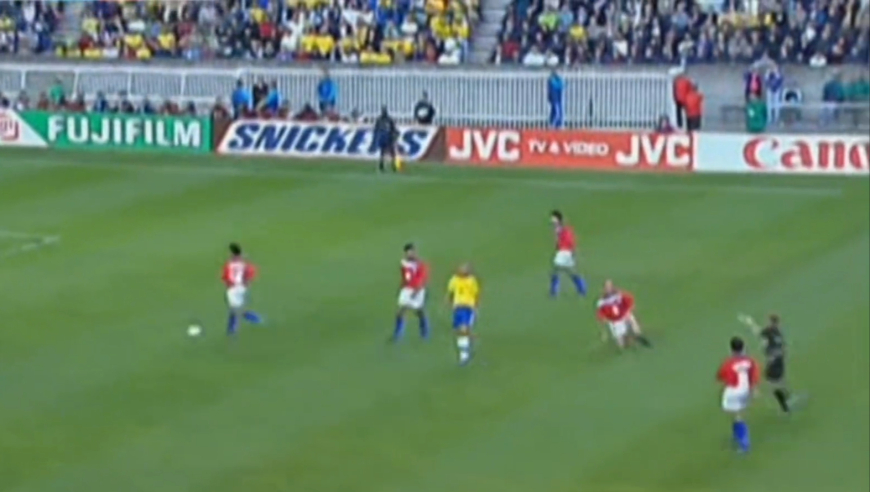 体坛记忆｜外星人罗纳尔多大战智利双煞，梅开二度加两中门柱