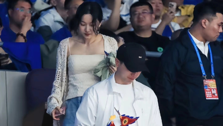 好幸福！马龙与妻子去看林俊杰演唱会，夏露穿一袭长裙，婀娜多姿