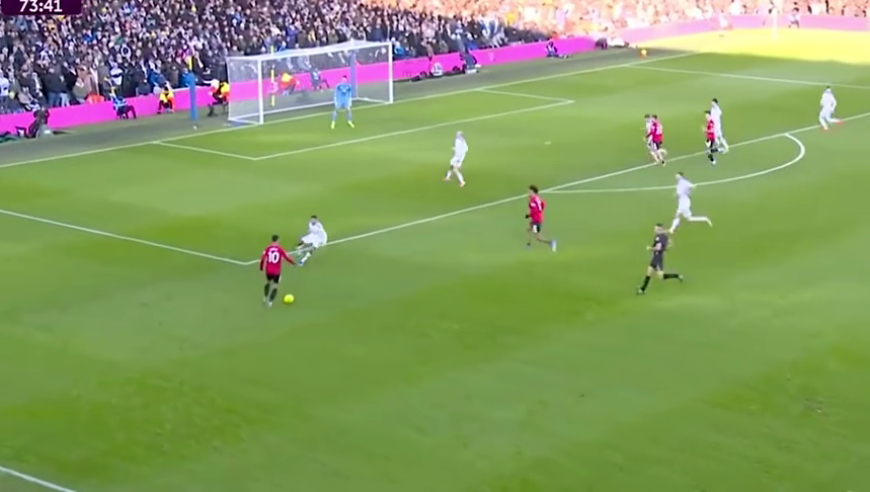 持续低迷！谢什科准单刀动作又笨又慢被封，包抄破门良机打偏连解说也看不下去了