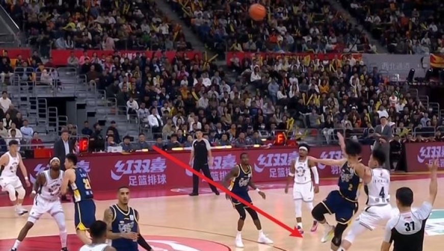 判得好！同曦控卫投篮劈腿绊倒徐杰判犯规，弗格继伟没有市场了