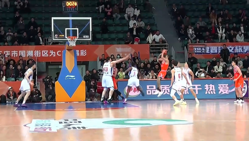 福建新疆末节生死时刻：齐麟崴脚伤退 特莱斯1.3秒准绝平全场高呼MVP