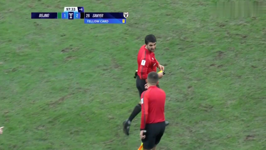 打起来了！慢镜还原北京国安麦克阿瑟FC大规模冲突，现场一片混乱