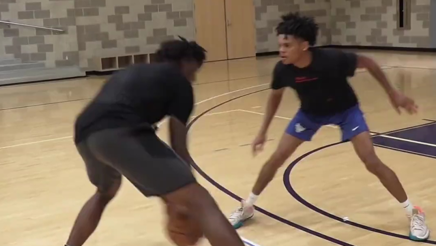 拜佛小王子展现自己小打大的进攻技巧！球风还是和往常一样飘逸！｜体坛记忆