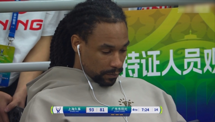 辽宁替补席进场被吹技犯 广东落后萨林杰在替补席戴耳机 | CBA五大囧