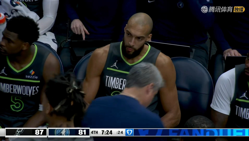 慢镜回看戈贝尔垫脚文班 裁判吹恶意犯规前者下场将被禁赛