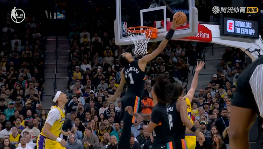 解说接连惊呼！东契奇遭文班钉板大帽 随后精准制导海斯反击背扣