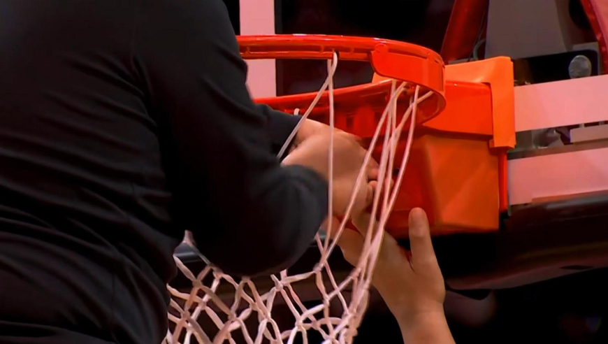 比赛推迟！火箭主场篮筐疑似被文班亚马扣坏 马刺球员返回更衣室