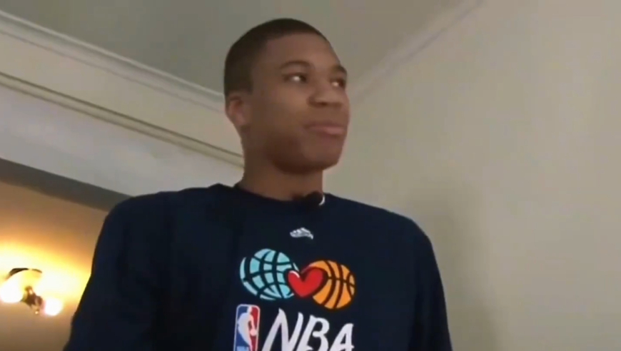 字母哥和妻子的爱情故事，才是所有年轻人学习的榜样