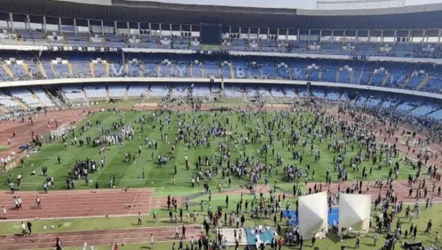 争议！梅西只待10分钟就主动离开，8万印度球迷愤怒打砸球场，官员道歉