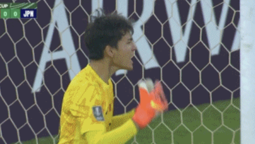 钢铁之墙！李昊开场5分钟献神扑：挡出日本队近距离爆射 对手抱头