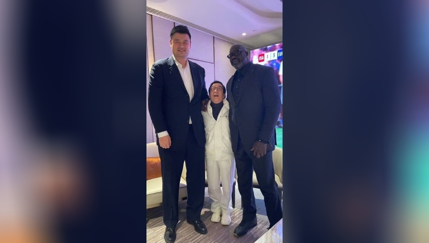 成龙和贝克汉姆站在巨人奥尼尔与姚明之间，这身高差萌化了
