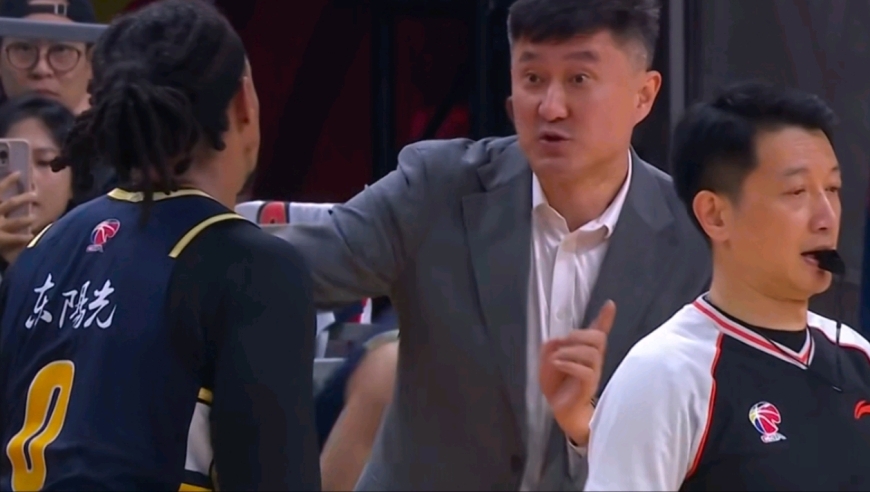 4连胜！3连败！CBA疯狂一夜：广东登顶，北京两队险翻车，辽篮跌至15