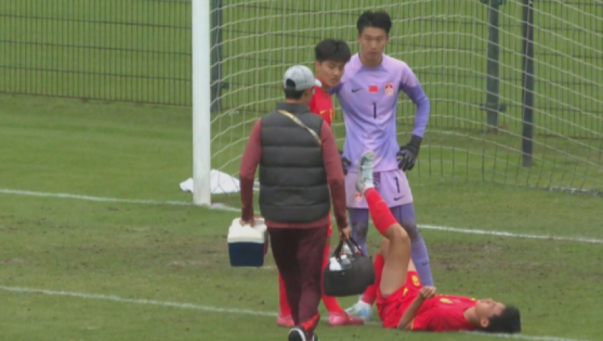 卫冕首战崩盘！U15东亚杯：中国0-3日本 5分钟连丢2球 防线屡走神