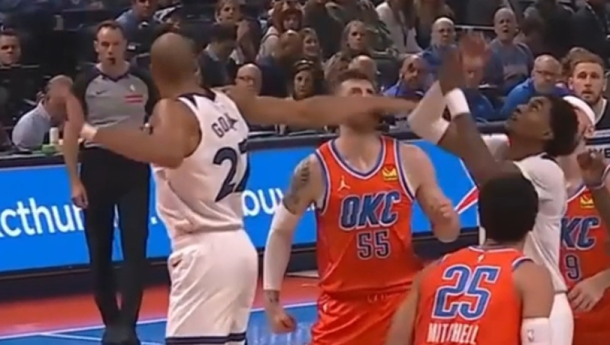 看回放看到吐！戈贝尔打到哈腾鼻子被吹技犯 芬奇要求挑战裁判再判哈腾犯规