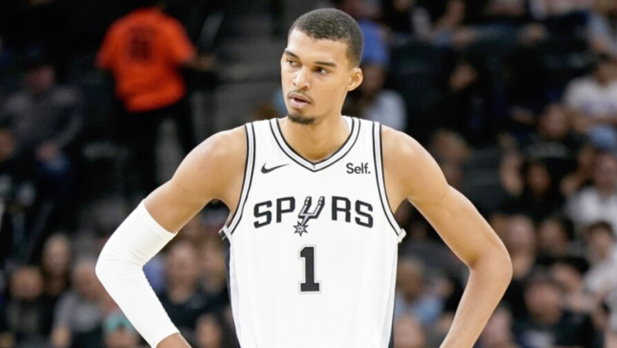 MVP级别表现！文班亚马vs黄蜂32分12篮板8助攻3抢断4盖帽填满数据栏