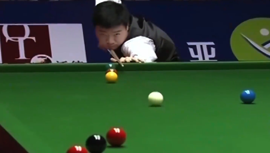 体坛记忆｜ 霍金斯疯狂挑衅丁俊晖，就连美女裁判都看不下去了，结局太舒服了